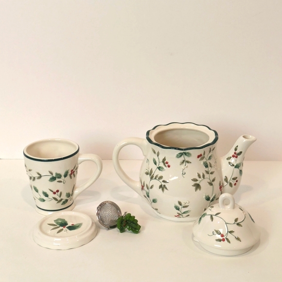 Pfaltzgraff Winterberry teapot cup saucer lid tea strainer holly berries holiday - Picture 2 of 5